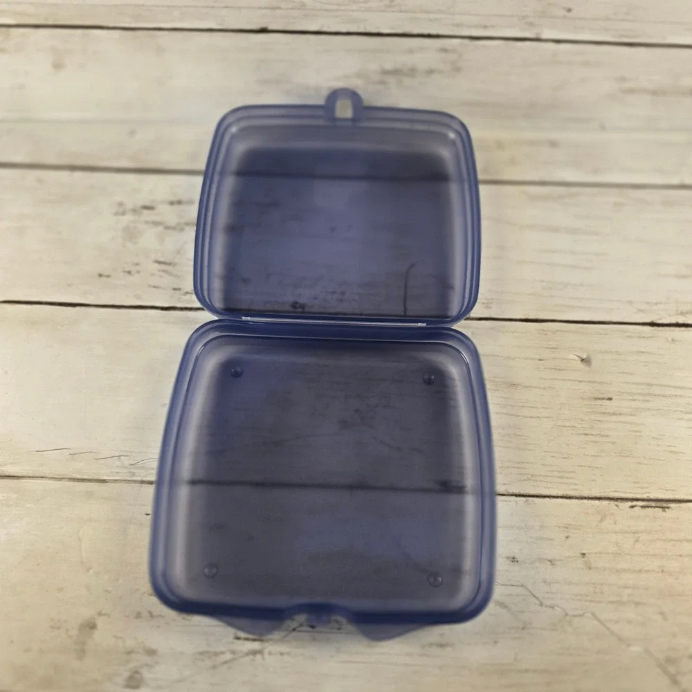 Tupperware Sandwich Keeper Navy Blue Hinged Lid Food Storage Container 8203A-1